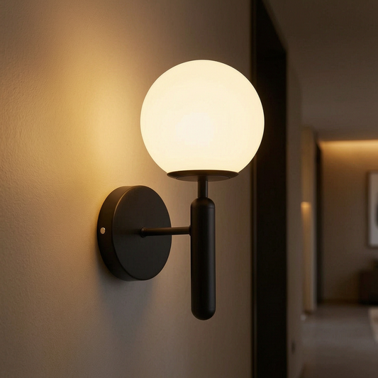 Aplique de vidrio moderno encendido en un pasillo elegante