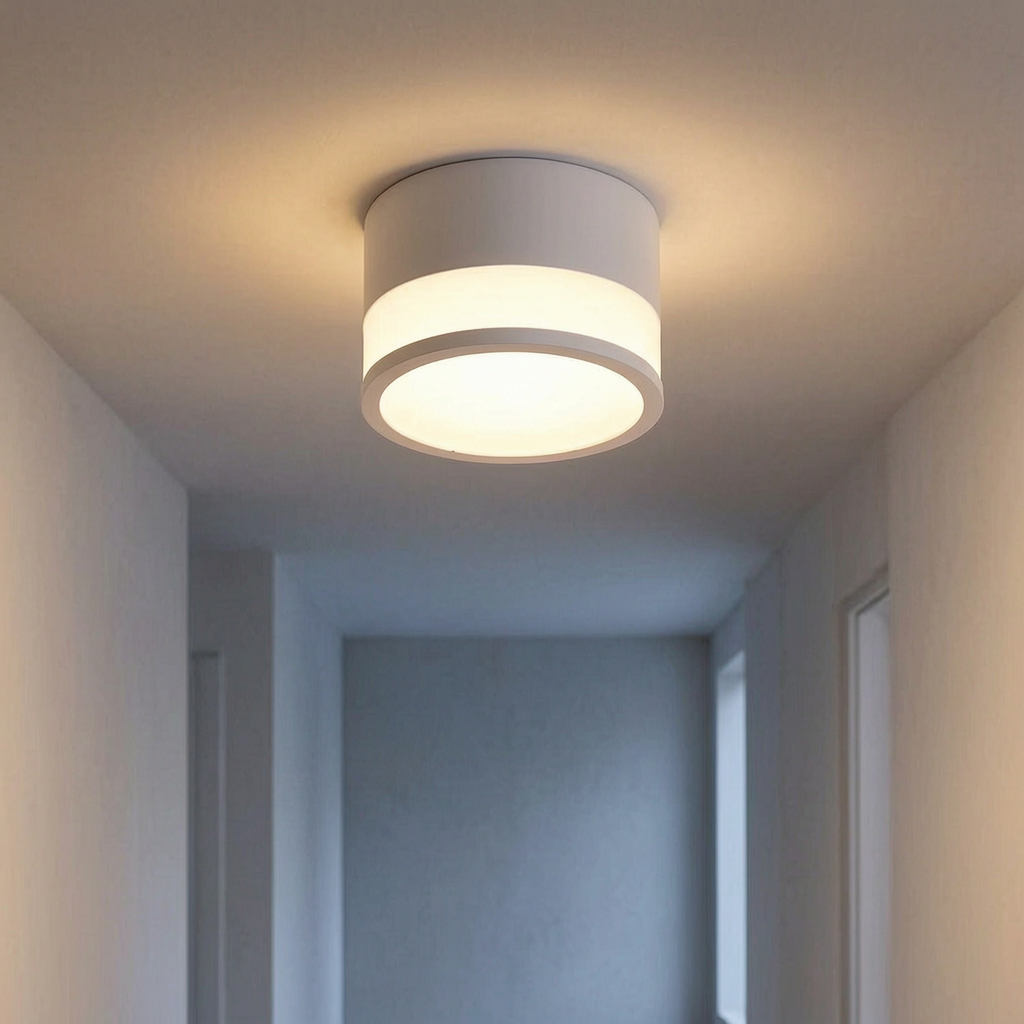 Plafón LED nórdico encendido en un pasillo