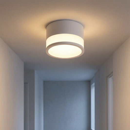 Plafón LED nórdico encendido en un pasillo