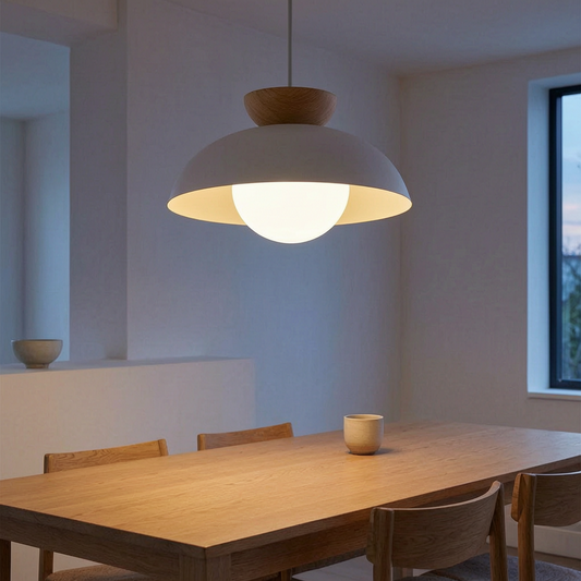 Lámpara de techo Nordic Dome encendida sobre una mesa