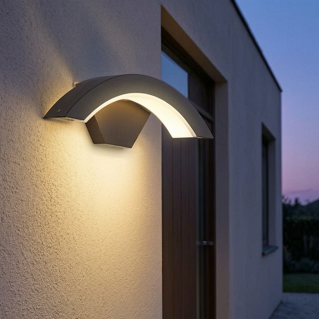 Lámpara de pared exterior encendida junto a la puerta de una casa