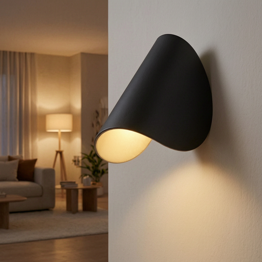 Lámpara de pared Twist encendida en un salón elegante