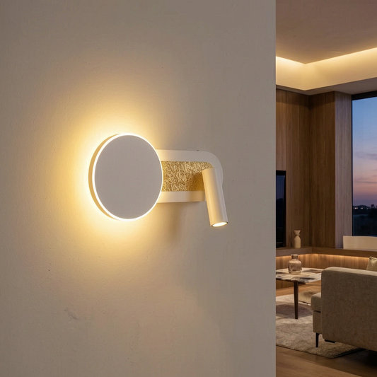 Luz de pared HaloBeam encendida en un salón elegante