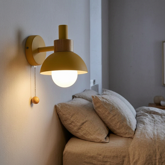 Lámpara de pared con madera nórdica encendida junto a una cama