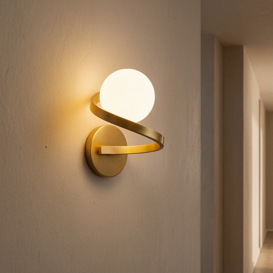 Lámpara de pared Astra encendida en un pasillo elegante