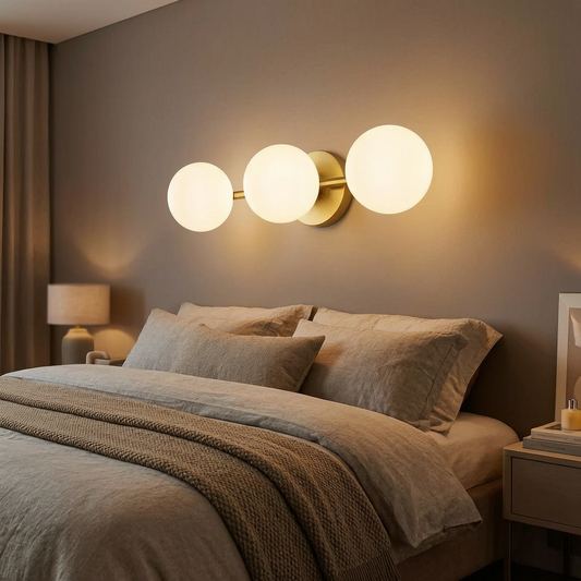 Lámpara de pared de bola de vidrio encendida en un dormitorio
