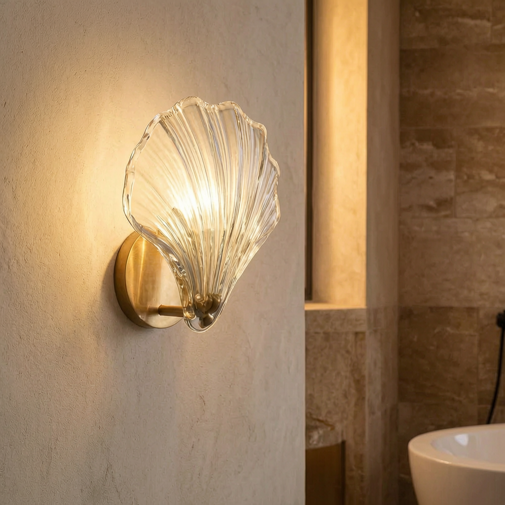 Lámpara de pared Marina Shell encendida en un baño mediterráneo