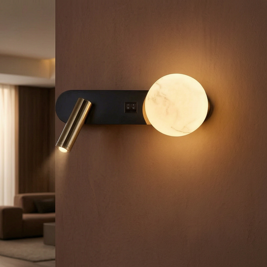 Lámpara de pared doble LunarBeam encendida en un salón