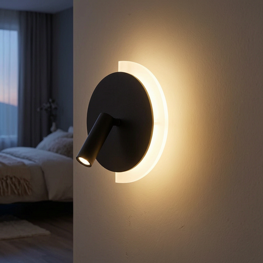 Lámpara de pared LunaSpot encendida junto a una cama