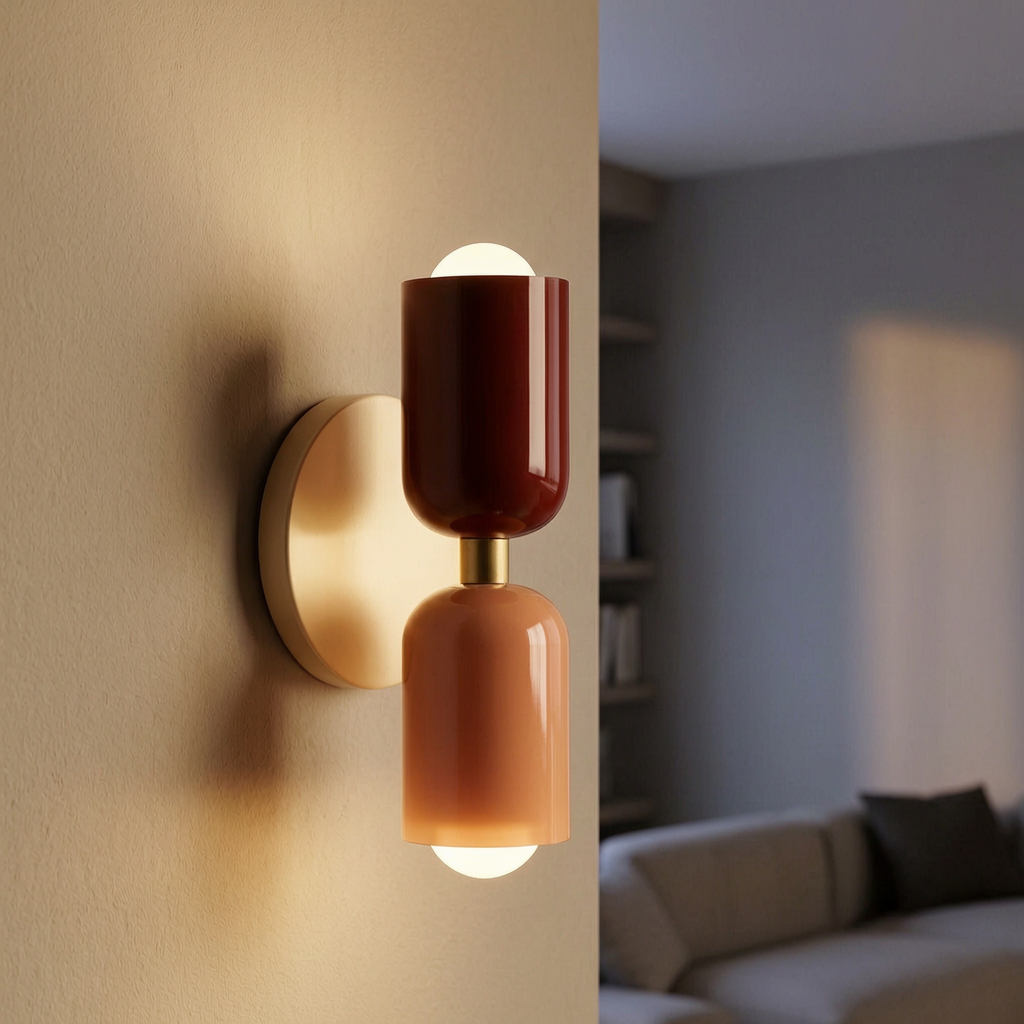Lámpara de pared Nordic DualGlow encendida en un salón