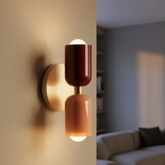 Lámpara de pared Nordic DualGlow encendida en un salón