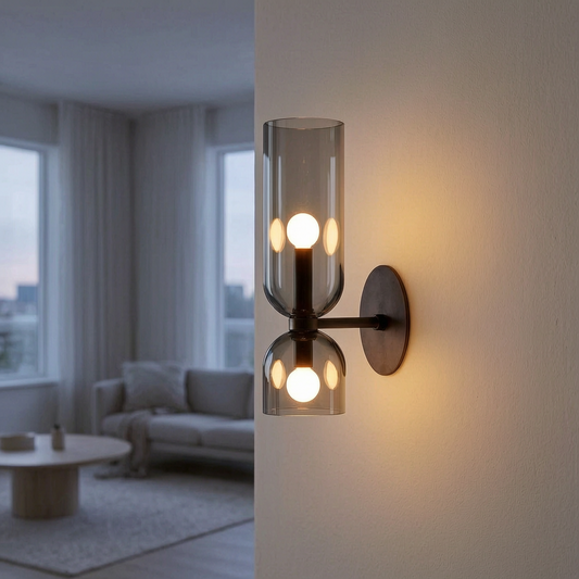 Lámpara de pared de cristal nórdico encendida en un salón