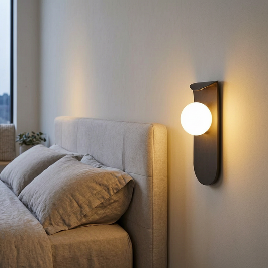 Lámpara de pared escandinava encendida junto a una cama