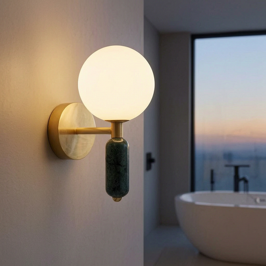 Lámpara de pared de mármol y vidrio encendida en un baño