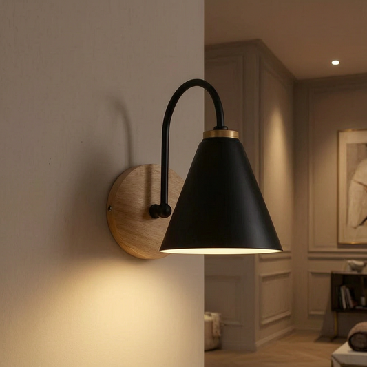 Lámpara de pared Nordic Beam encendida en un pasillo