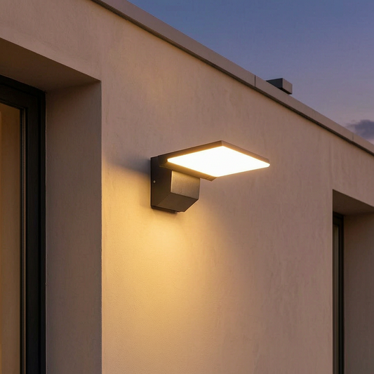 Lámpara exterior LumiFold encendida en una terraza