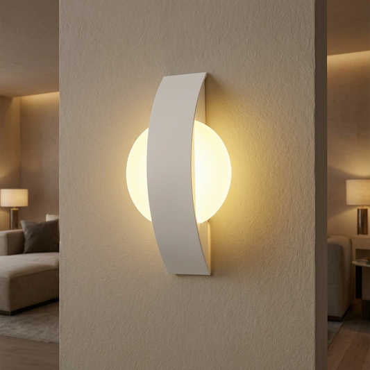 Lámpara de pared acrílica encendida en un salón elegante