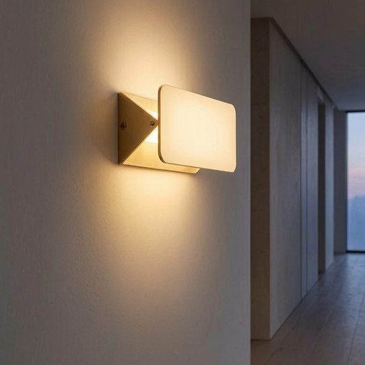 Lámpara de pared LED moderna encendida en un pasillo