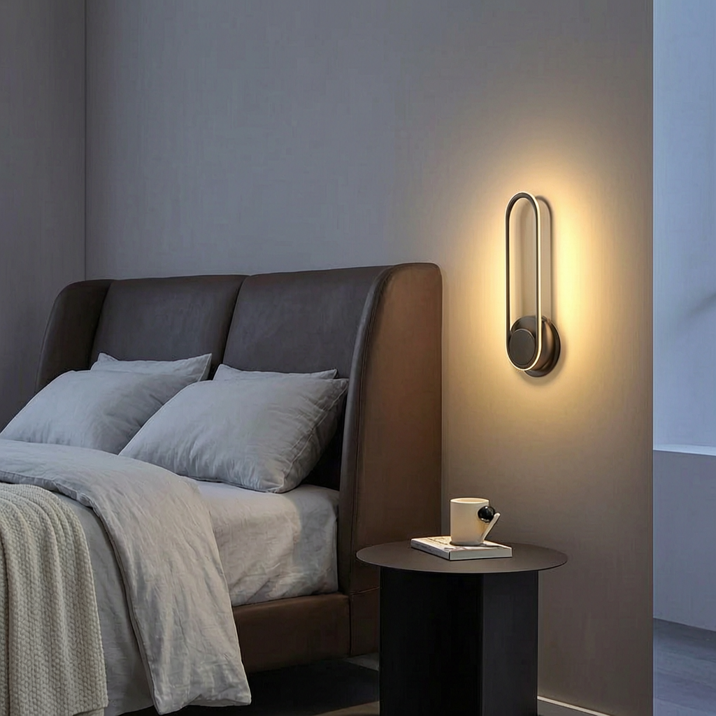 Lámpara de pared LED encendida junto a una cama