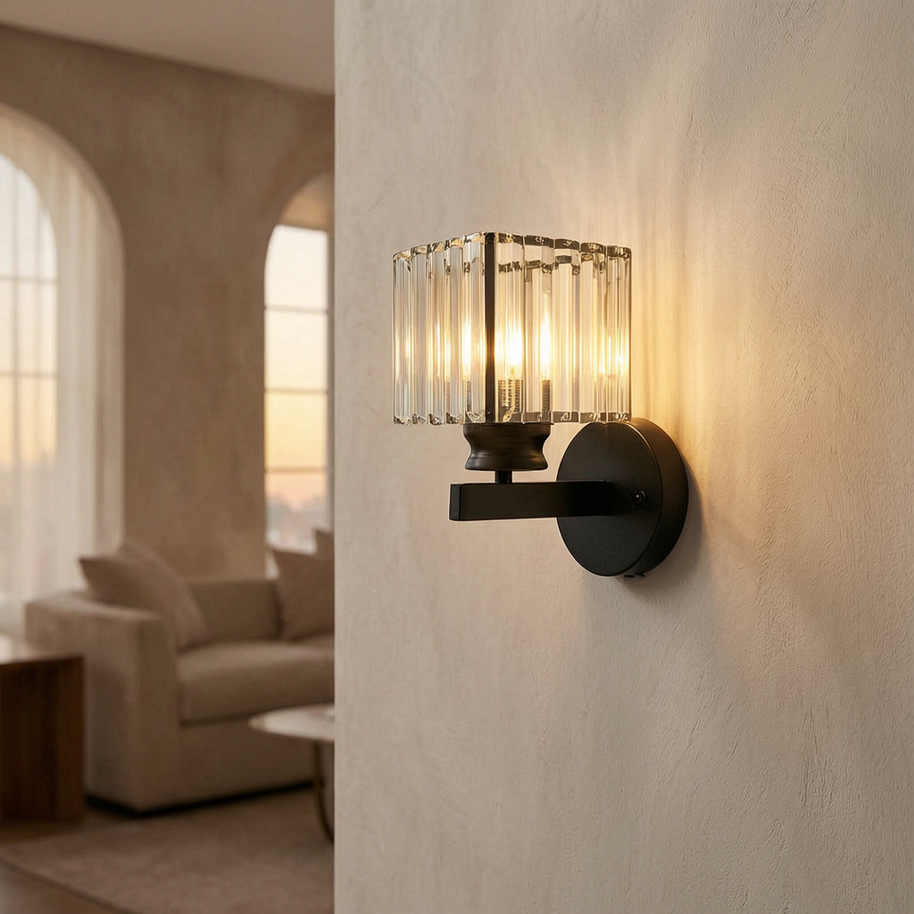 Lámpara de pared de cristal encendida en un salón elegante