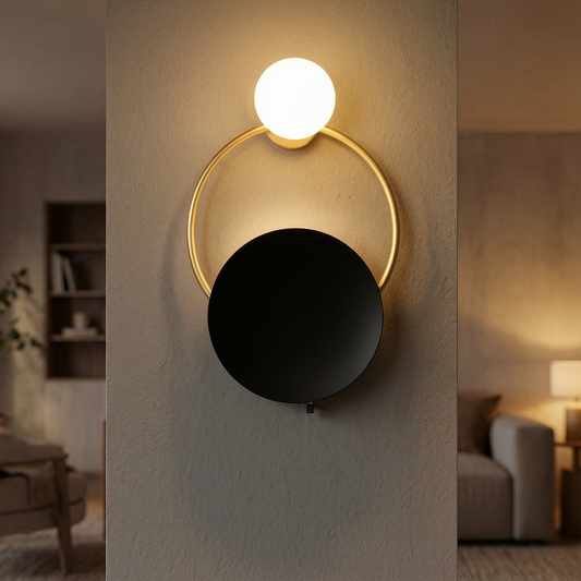 Lámpara de pared de vidrio de diseño encendida en un salón