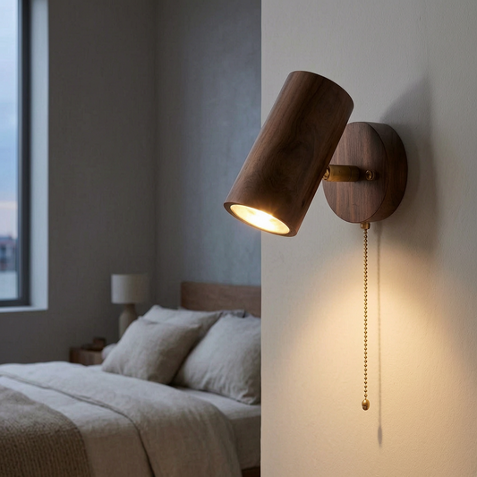Lámpara de pared Arlo encendida junto a una cama