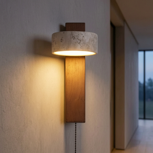 Lámpara de pared Éclat encendida en un pasillo elegante