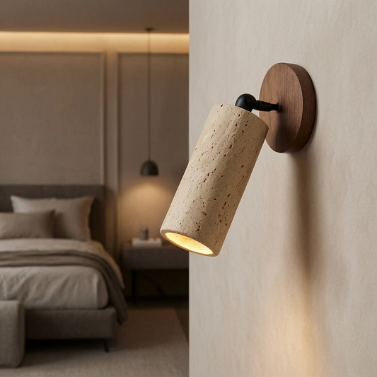 Lámpara de pared encendida en un dormitorio elegante