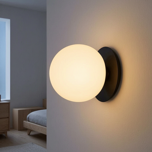 Lámpara de pared Nordic Globe encendida en un dormitorio
