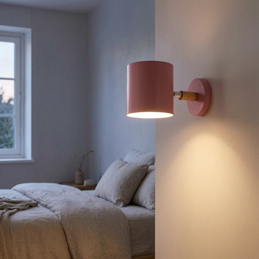 Lámpara de pared ajustable NordicGlow encendida junto a una cama