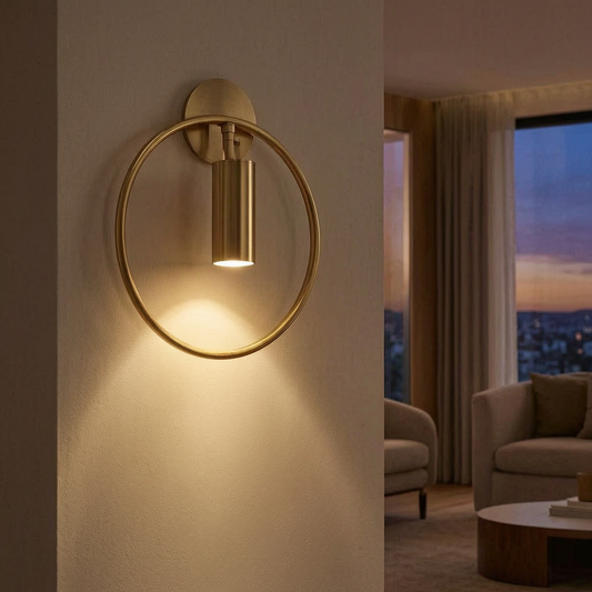 Lámpara de pared Halo encendida en un salón elegante