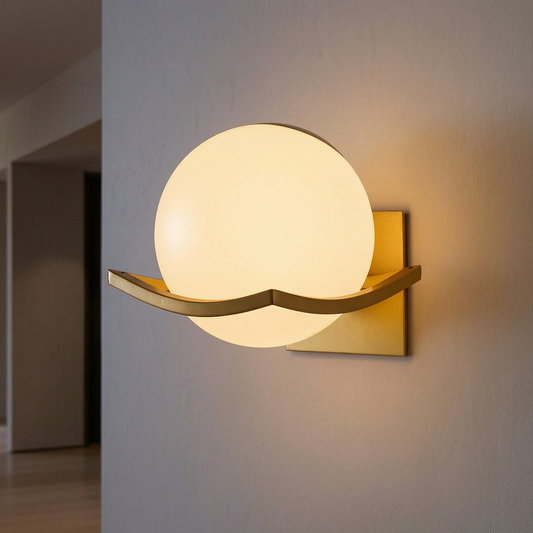 Lámpara de pared Makar encendida en un pasillo elegante
