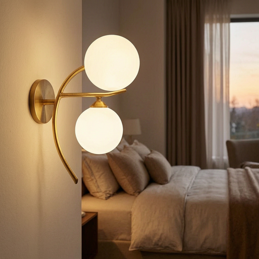 Lámpara de pared Lunara encendida junto a una cama