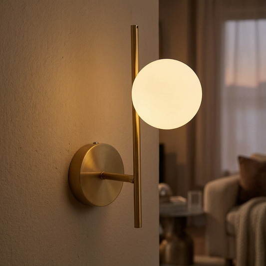 Lámpara de pared Astra encendida en un salón elegante