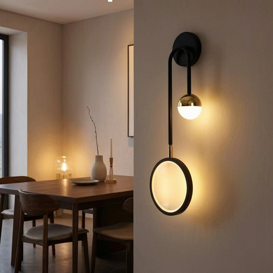 Lámpara de pared Orbis encendida en un comedor elegante