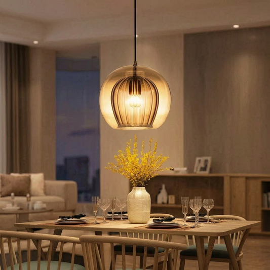 Lámpara colgante de vidrio encendida sobre una mesa de comedor