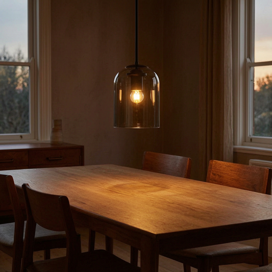 Lámpara colgante Mica mid-century encendida sobre una mesa