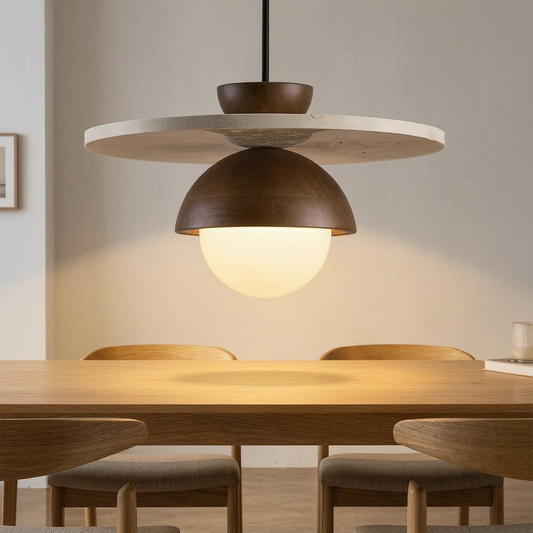 Lámpara colgante Dinamarca encendida sobre una mesa de comedor
