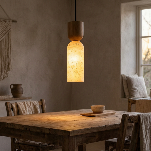 Lámpara colgante de travertino y madera encendida sobre una mesa