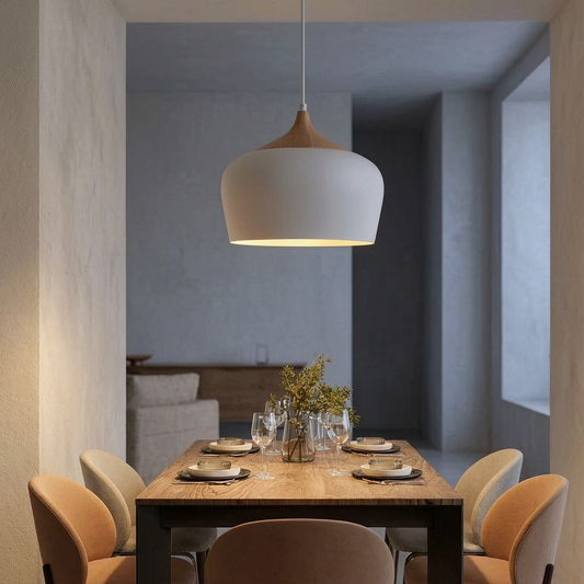 Lámpara colgante escandinava encendida sobre una mesa de comedor