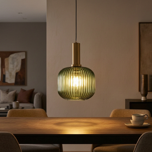 Lámpara colgante de vidrio con rayas encendida sobre una mesa