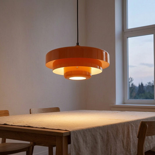 Lámpara colgante multicapa encendida sobre una mesa de comedor