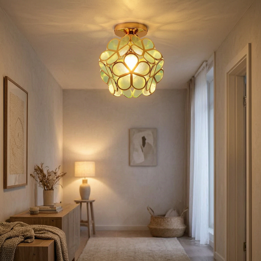 Lámpara de techo Nordic Petal encendida en un pasillo