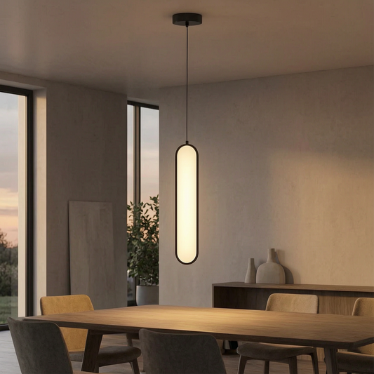 Lámpara colgante LED minimalista sobre una mesa de comedor
