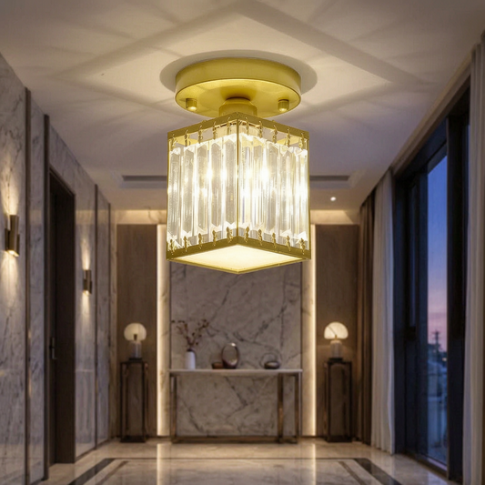 Lámpara de techo de cristal encendida en un vestíbulo elegante