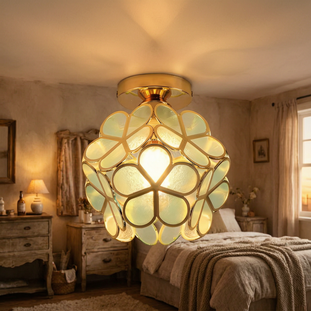 Lámpara de techo retro con flores encendida en un dormitorio