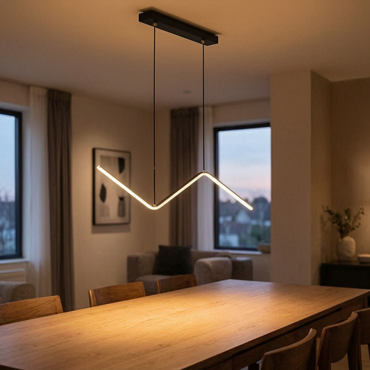 Lámpara colgante de aluminio encendida sobre una mesa de comedor