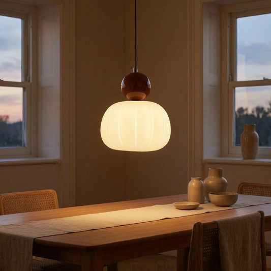 Lámpara colgante Yedra encendida sobre una mesa de comedor