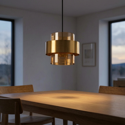 Lámpara colgante de vidrio nórdico sobre una mesa de comedor