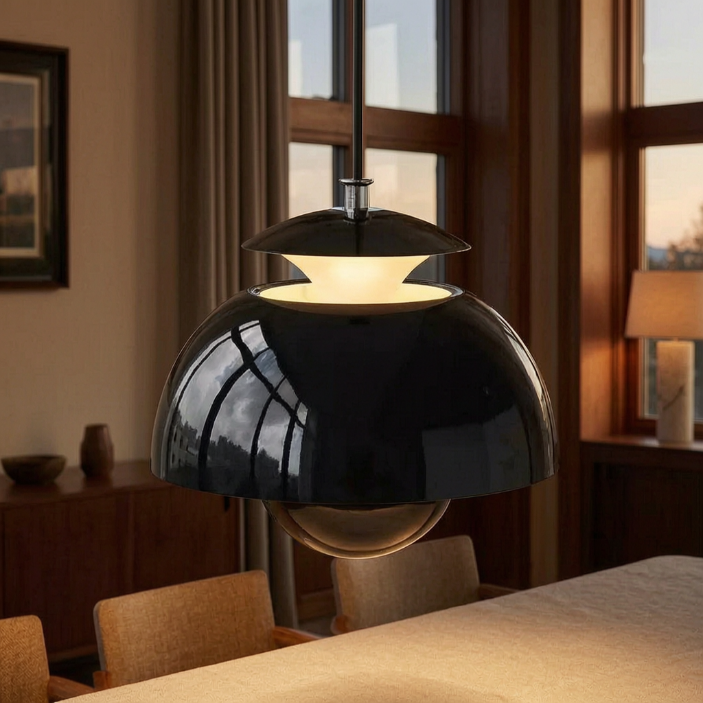 Lámpara colgante Flora encendida sobre una mesa de comedor